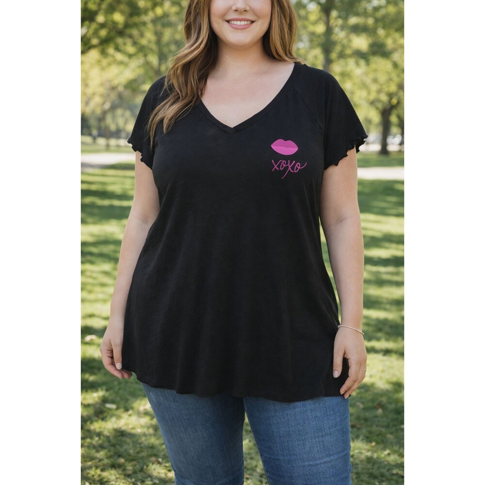 Torrid Size 2 Black “XOXO” Lips Graphic Tee – Cute Casual Plus Size Top